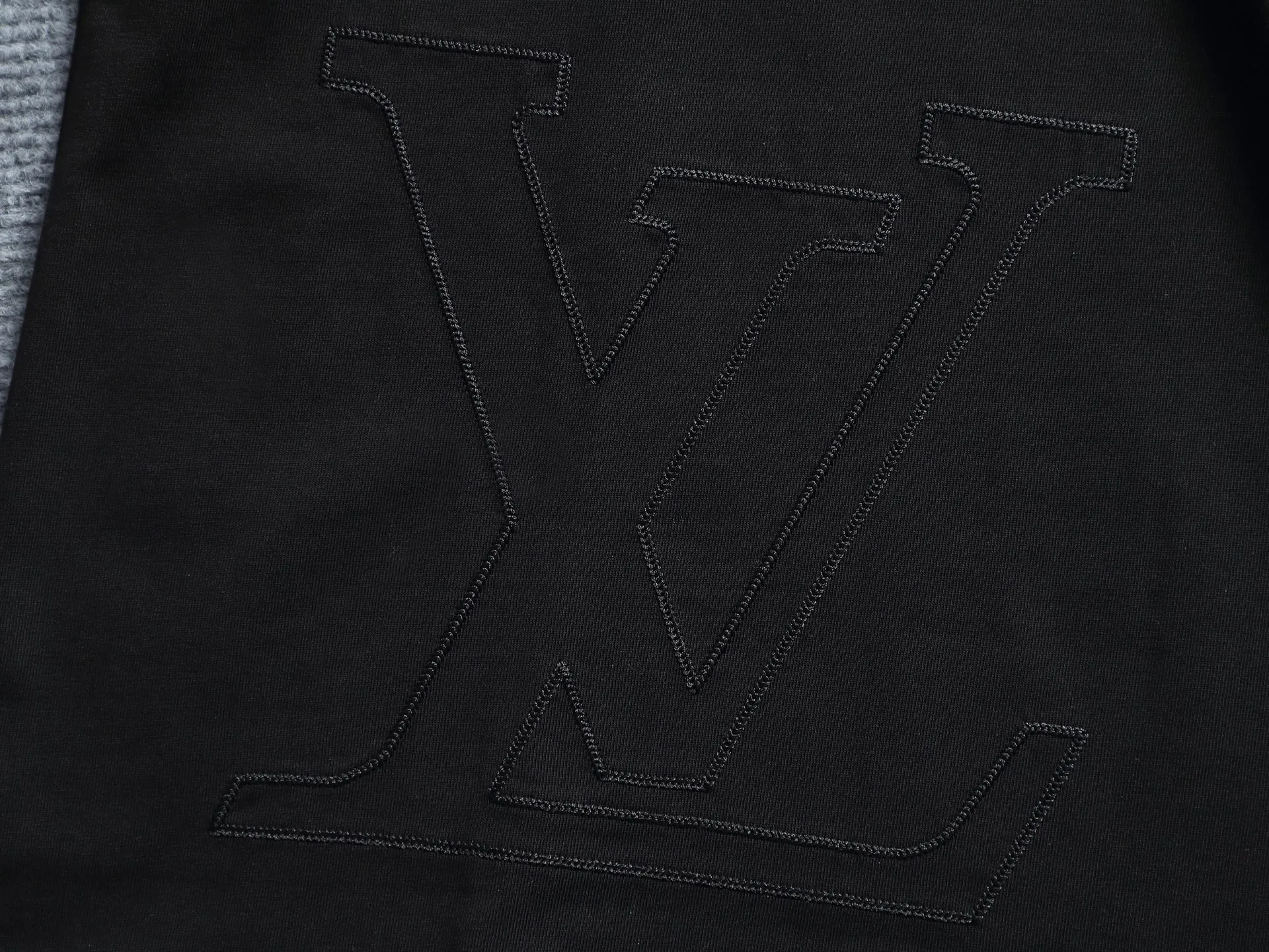 🅿️220 Louis Vuitton/Louis Vuitton The large logo is exquisitely upgraded, inspired by the retro embroidery of the 1980s. The original fabric is the same as the official short-sleeved T-shirt 320 grams. The fabric is dyed in the same vat. It feels very comfortable. The latest brick cabinet synchronization for spring and summer. Fashionable and personalized. Super versatile and good-looking. Very suitable for both men and women. A must-have for everyone. Hang tag. Collar label. Washed wheat. Three labels are complete. Color: black white. Size: S M L XL